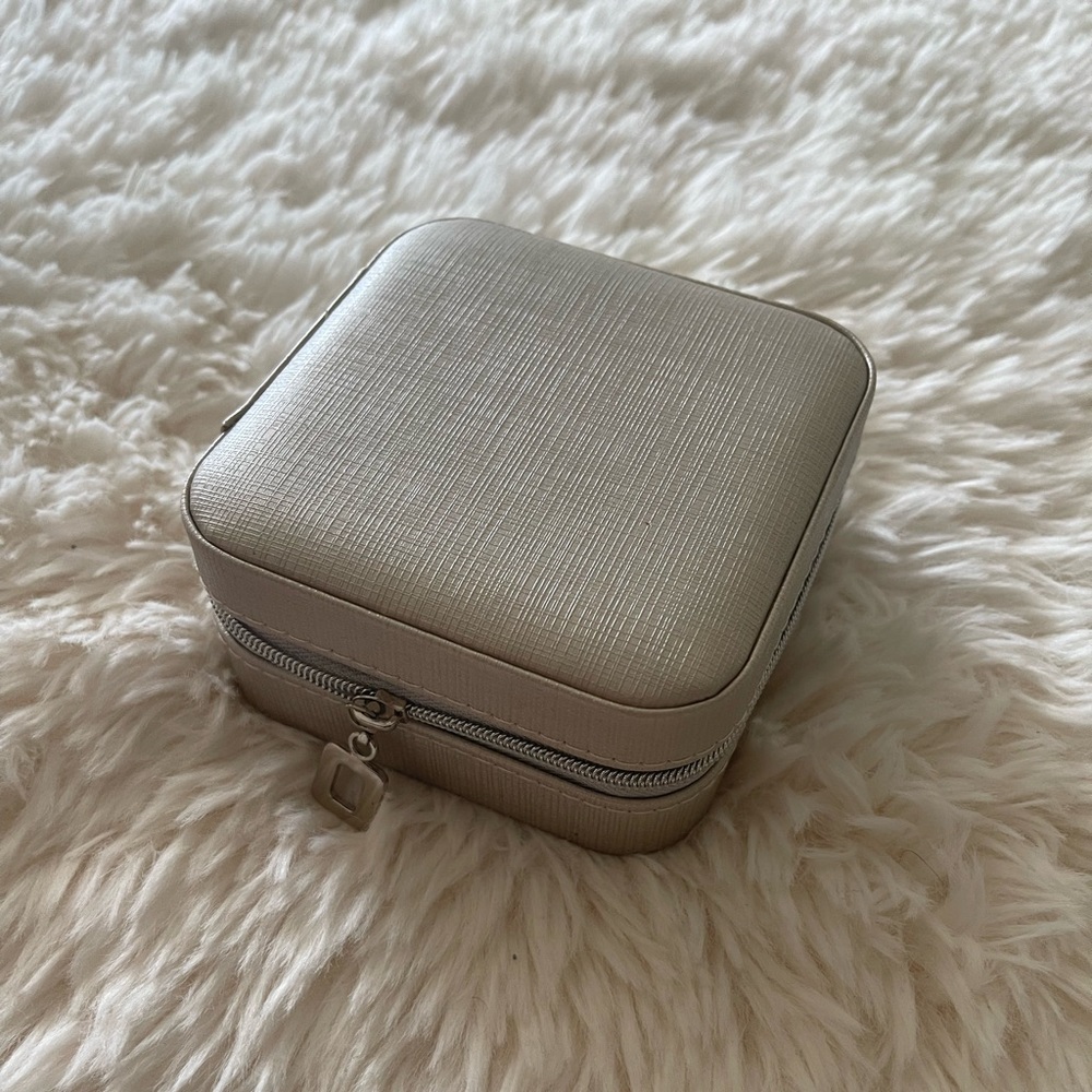 Travel jewelry case